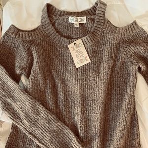 Bare shoulder sweater by Pink Rose